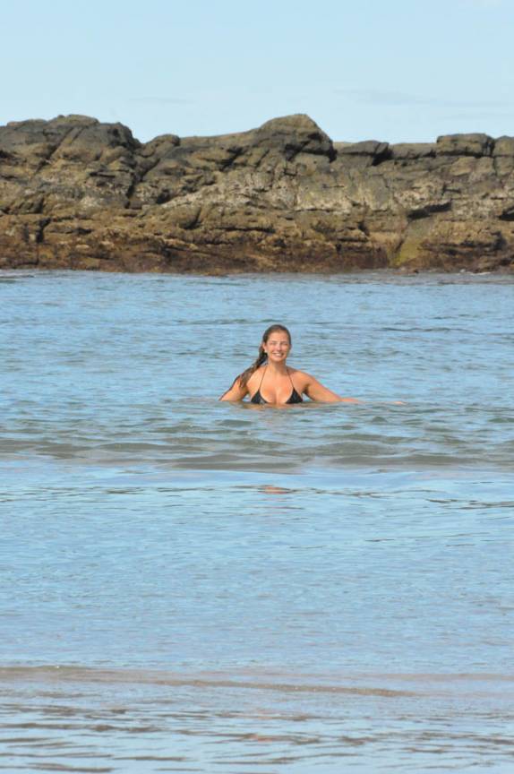 Banho de mar matinal em Santa Teresa, no litoral do Pacífico na Costa Rica